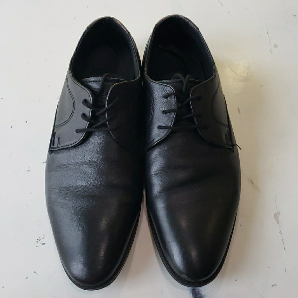 Micheal Shannon black size 9 leather shoe.